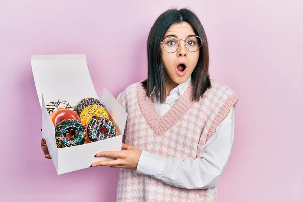 Jovem Morena Segurando Saborosos Donuts Coloridos Com Medo Chocado Com — Fotografia de Stock