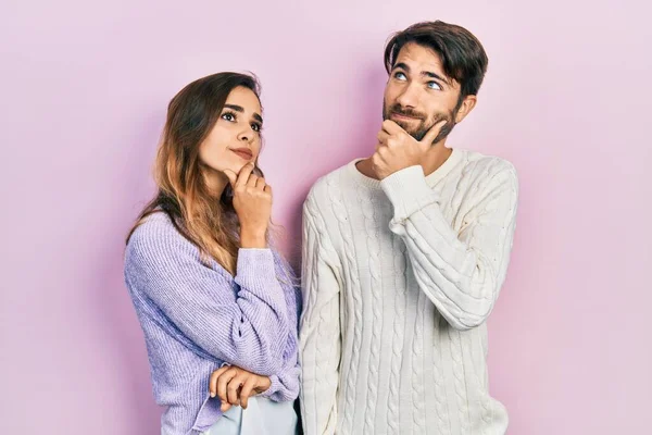 Jovem Casal Hispânico Vestindo Roupas Casuais Com Mão Queixo Pensando — Fotografia de Stock