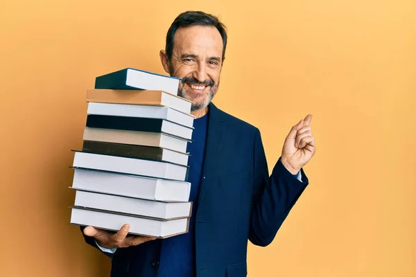 Homem Hispânico Meia Idade Segurando Uma Pilha Livros Sorrindo Feliz — Fotografia de Stock