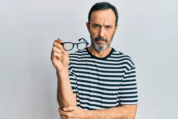 Μεσήλικας Ισπανός Που Φοράει Καθημερινά Ρούχα Και Κρατάει Γυαλιά Σκεπτικός — Φωτογραφία Αρχείου
