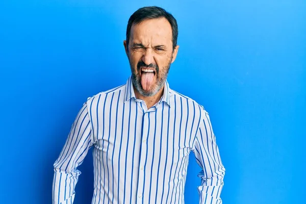 Ein Hispanischer Mann Mittleren Alters Lässiger Kleidung Streckt Die Zunge — Stockfoto