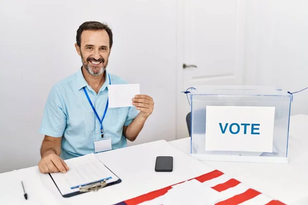 Mężczyzna Średnim Wieku Brodą Głosujących Umieszczając Envelop Urnie Głosowania Patrząc — Zdjęcie stockowe