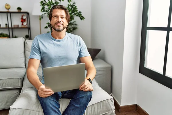 Hombre Guapo Mediana Edad Usando Computadora Portátil Sofá Relajado Con —  Fotos de Stock