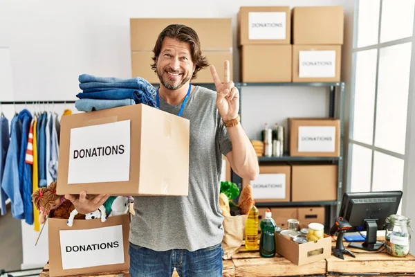 Guapo Hombre Mediana Edad Sosteniendo Caja Donaciones Para Caridad Puesto — Foto de Stock