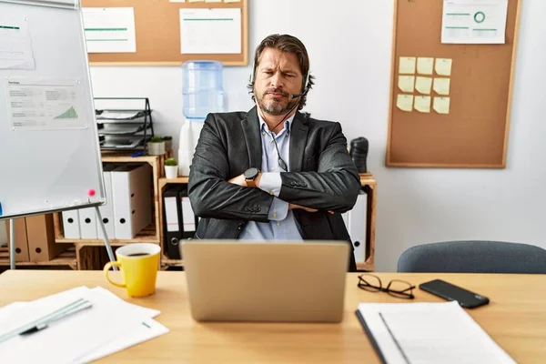 Snygg Medelålders Man Bär Call Center Agent Headset Kontoret Skeptisk — Stockfoto