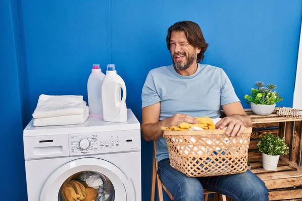 Hombre Guapo Mediana Edad Esperando Que Ropa Guiño Mirando Cámara —  Fotos de Stock