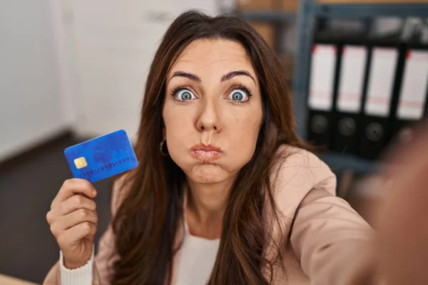 Junge Brünette Frau Die Commerce Eines Kleinunternehmens Arbeitet Hält Kreditkartenblätterbacken — Stockfoto