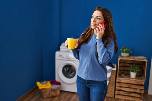 Ung Latinamerikansk Kvinna Talar Smartphone Väntar Tvättmaskin Tvättstugan — Stockfoto
