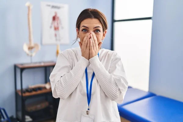 Giovane Donna Bruna Che Lavora Alla Clinica Recupero Del Dolore — Foto Stock