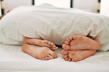 Evdeki yatakta çarşafın birkaç metre altında..