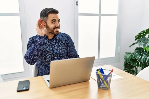 Joven Hispano Con Barba Trabajando Oficina Con Laptop Sonriendo Con — Foto de Stock