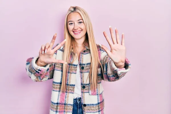 Молодая Блондинка Повседневной Одежде Показывает Указывает Пальцами Номер Восемь Улыбаясь — стоковое фото