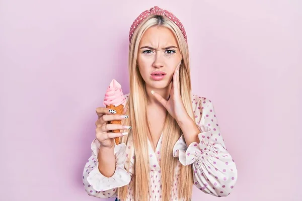 若いですブロンド女の子保持アイスクリームでショック顔 懐疑的で皮肉 驚いていますでオープン口 — ストック写真