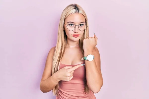 Ung Blond Flicka Bär Casual Kläder Bråttom Pekar Att Titta — Stockfoto