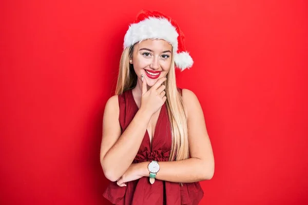 Mladá Blondýnka Vánočním Kloboukem Sebevědomě Usmívající Kamery Zkříženýma Rukama Rukou — Stock fotografie