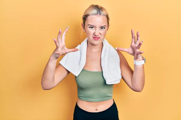 Spor Kıyafetleri Havlu Giymiş Genç Sarışın Kız Öfkeden Kudurmuş Elleri — Stok fotoğraf