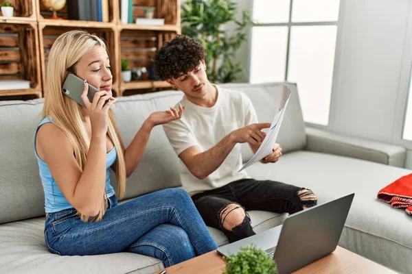 Jeune Couple Contrôlant Économie Familiale Consultation Question Utilisant Smartphone Maison — Photo