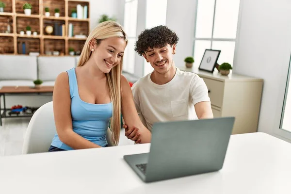 Casal Jovem Sorrindo Feliz Usando Laptop Casa — Fotografia de Stock