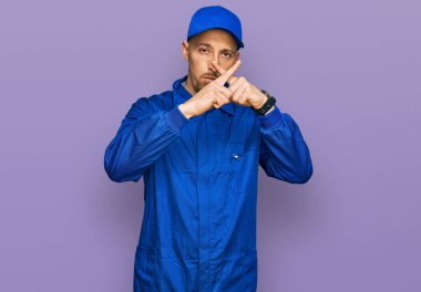 Kel, sakallı, inşaatçı tulumu giyen üniformalı, reddedilme ifadesi negatif işaret vermesi için dua ediyor. 