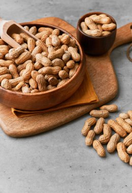 Beton yüzeyde fıstıklı ahşap kaşıklar.