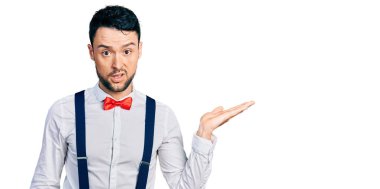 Sakallı, ağzı açık, ağzı açık, şüpheci ve alaycı görünen, ağzı açık bir İspanyol adam. 