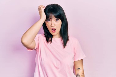 Gündelik giysiler giyen genç İspanyol kadın bir hata sonucu el ele tutuşup şaşırdı. Hatayı hatırla. Unuttum, kötü hafıza kavramı. 