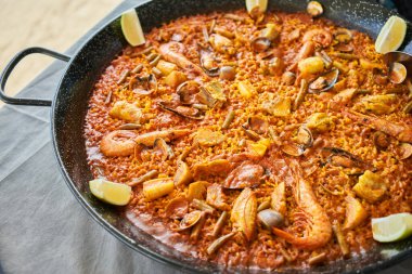  Lezzetli İspanyol kabuklu paella kumaş yüzeyinde