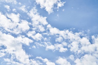 Güneşli bir günde bulutlu güzel mavi gökyüzü