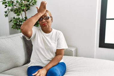 Evdeki koltukta oturan olgun İspanyol kadın hata yaptığı için şaşırdı. Hatayı hatırla. Unuttum, kötü hafıza kavramı. 