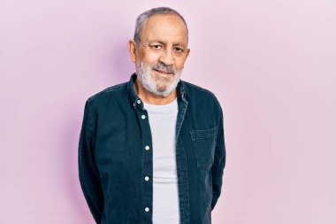 Sakallı, sıradan bir kot gömlek giyen, mutlu ve havalı bir gülümsemesi olan yakışıklı bir son sınıf öğrencisiydi. şanslı kişi. 