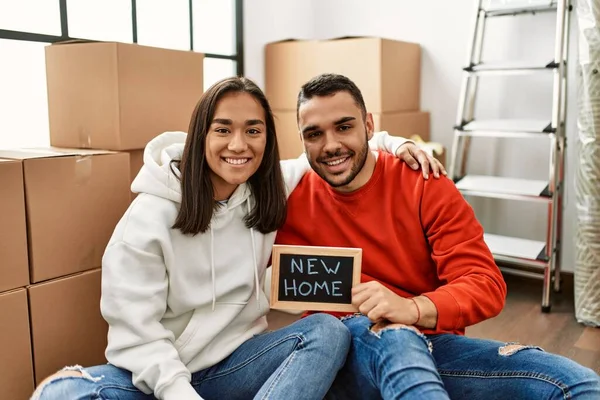 Joven Pareja Latina Sonriendo Feliz Sosteniendo Pizarra Con Nuevo Mensaje — Foto de Stock