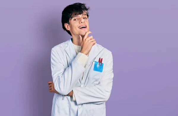 Snygg Hipster Ung Man Klädd Läkare Uniform Ler Ser Säker — Stockfoto