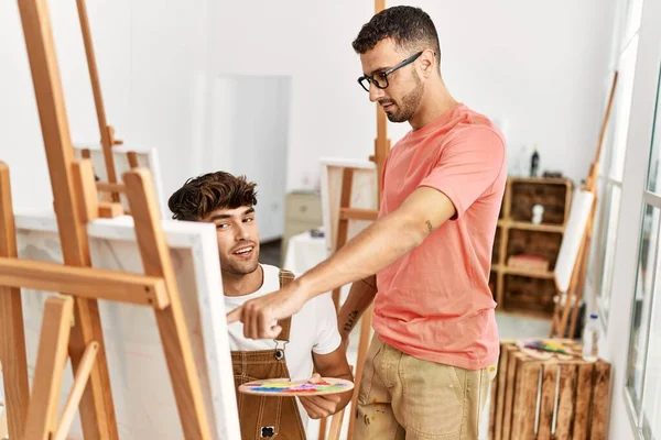 Resim Stüdyosunda Iki Spanyol Erkek Öğretmen Öğrenci Çizim Yapıyor — Stok fotoğraf