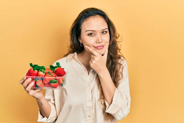 Joven Chica Hispana Sosteniendo Fresas Mirando Confiada Cámara Sonriendo Con —  Fotos de Stock