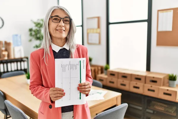 Middelbare Leeftijd Grijs Harige Vrouwelijke Zakenman Het Bezit Van Documenten — Stockfoto