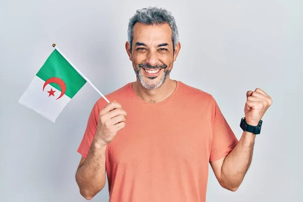 Pohledný Muž Středního Věku Šedými Vlasy Drží Alžírskou Vlajku Křičí — Stock fotografie