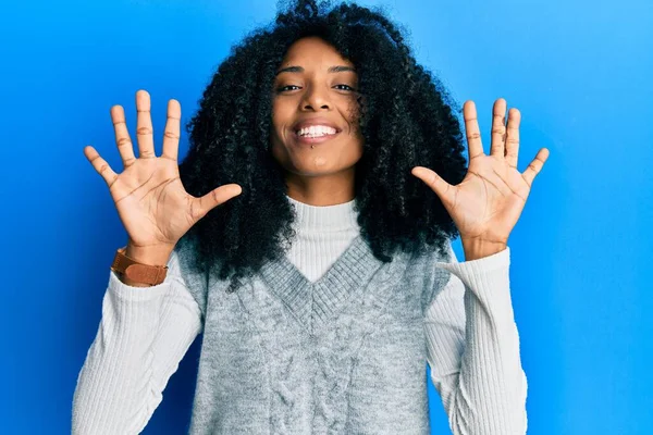 Африканская Американка Афроволосами Обычном Зимнем Свитере Показывает Показывает Пальцами Номер — стоковое фото