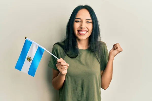 Ung Latinamerikansk Flicka Håller Argentina Flagga Skriker Stolt Firar Seger — Stockfoto