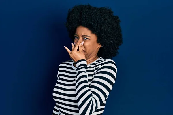 Jonge Afro Amerikaanse Vrouw Casual Kleding Ruikt Iets Stinkends Walgelijk — Stockfoto