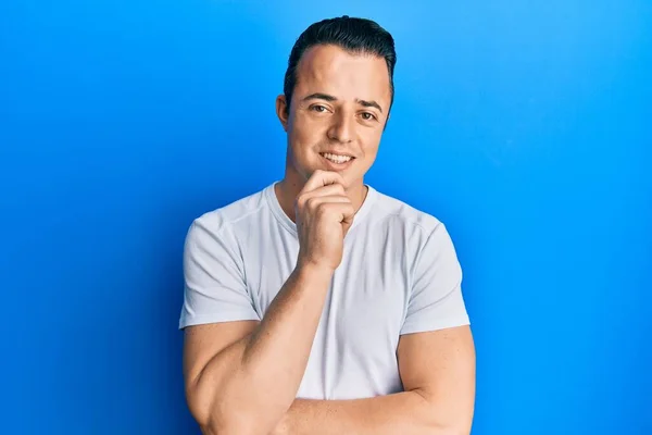 Handsome Young Man Wearing Casual White Shirt Smiling Looking Confident — стоковое фото