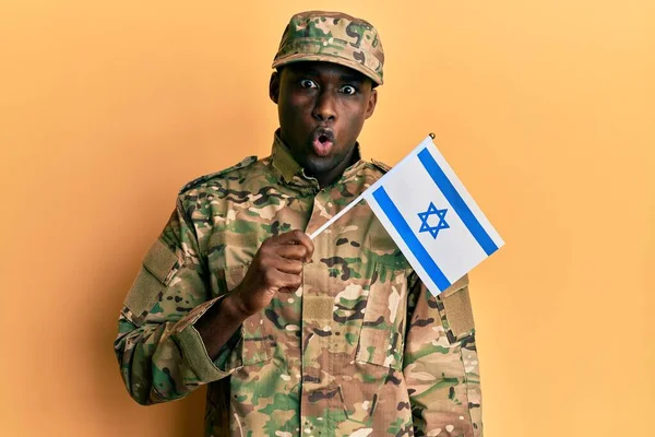 Jovem Afro Americano Vestindo Uniforme Exército Segurando Bandeira Israel Assustado — Fotografia de Stock