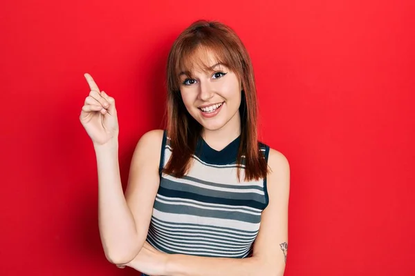 Redhead Ung Kvinna Bär Casual Skjorta Med Ett Stort Leende — Stockfoto