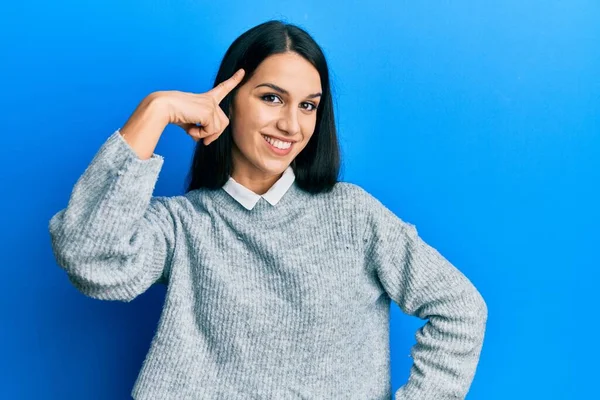 Ung Latinamerikansk Kvinna Klädd Avslappnade Kläder Leende Pekar Huvudet Med — Stockfoto