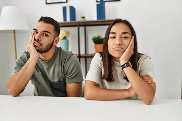 Jong Latijn Paar Dragen Casual Kleding Zitten Tafel Denken Kijken — Stockfoto