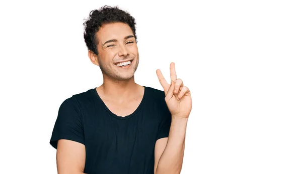 Νεαρός Όμορφος Άνδρας Φορώντας Casual Μαύρο Μπλουζάκι Χαμογελώντας Χαρούμενο Πρόσωπο — Φωτογραφία Αρχείου