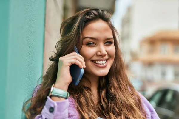 Junge Hispanische Frau Lächelt Fröhlich Auf Dem Smartphone Der Stadt — Stockfoto