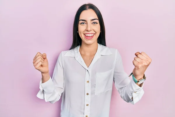 Belle Femme Aux Yeux Bleus Portant Une Chemise Blanche Décontractée — Photo