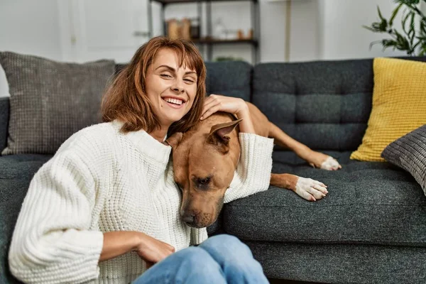 Beyaz Kadın Gülümsüyor Kendine Güvenen Kucaklayan Köpek Evde Yerde Oturuyor — Stok fotoğraf