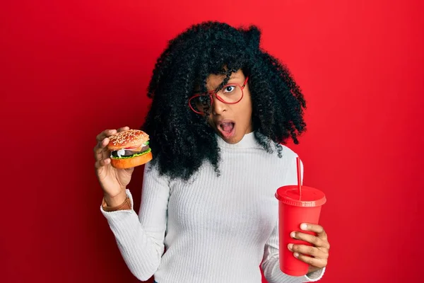 Африканська Американка Волоссям Афро Їдає Смачний Класичний Бургер Соду Шоковому — стокове фото