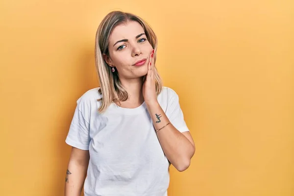 Mooie Blanke Vrouw Draagt Casual Witte Shirt Aanraken Mond Met — Stockfoto